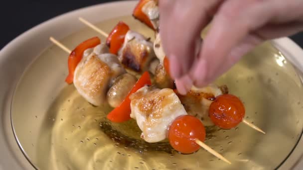 Put chicken skewers on a plate. Slow motion — Stock Video