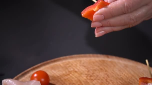 Carne picada e pimentos em espetos. Movimento lento — Vídeo de Stock