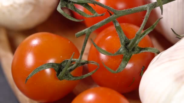 Tomates y ajo de cerca — Vídeos de Stock