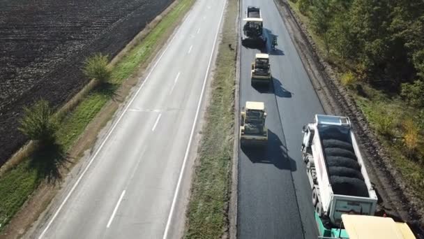 Ukraina, Dnipro - 11 oktober 2018: Reparera trottoaren på motorvägen — Stockvideo