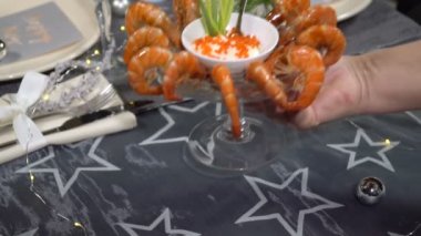 Masaya bir tabak karides koy. Ağır çekim