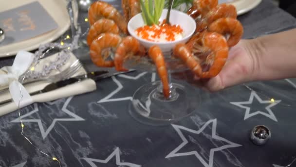 Mettez sur la table un plat de crevettes. Mouvement lent — Video