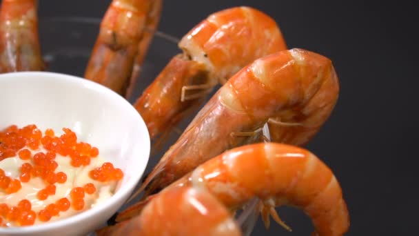 Take ready shrimp with dishes. Slow motion — Stock Video