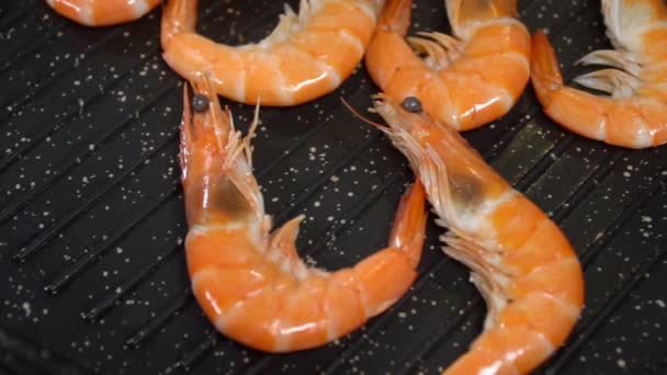 Le cuisinier met les crevettes dans la casserole. Mouvement lent — Video