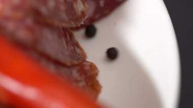 Füme et baharatlarla serpilir. ağır çekim