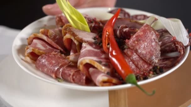 Schotel met gerookte vlees op tafel gelegd. Slow motion — Stockvideo