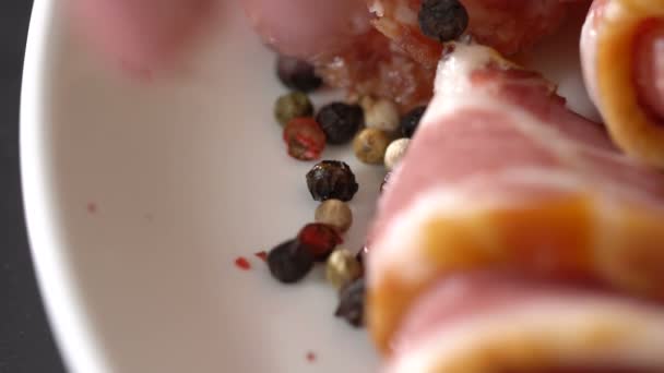 Carnea afumată presărată cu condimente. mișcare lentă — Videoclip de stoc