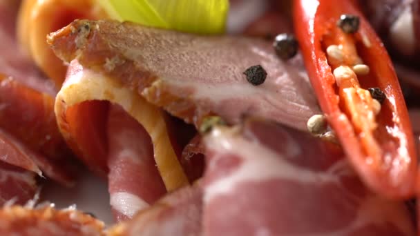 Копчене м'ясо посипають спеціями. повільний рух — стокове відео