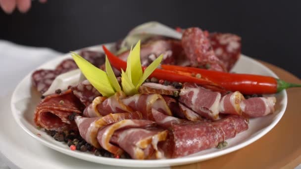 Nehmen Sie ein Gericht mit geräuchertem Fleisch. Zeitlupe — Stockvideo