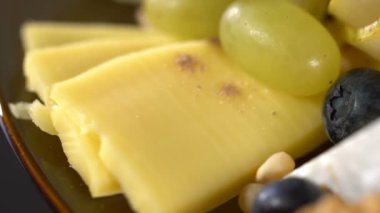 Peynir tabağı ile baharatlar serpilir. ağır çekim 100fps