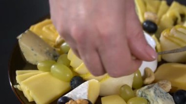 Peynir tabağı çam fıstığı ile serpilir. ağır çekim