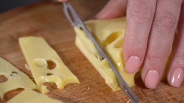 Bir bıçak ile kesmek delikli peynir. ağır çekim