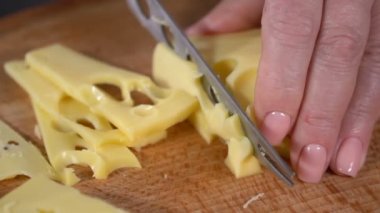 Bir bıçak ile kesmek delikli peynir. ağır çekim