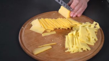 Sert peynir bir bıçak ile kesmek. ağır çekim