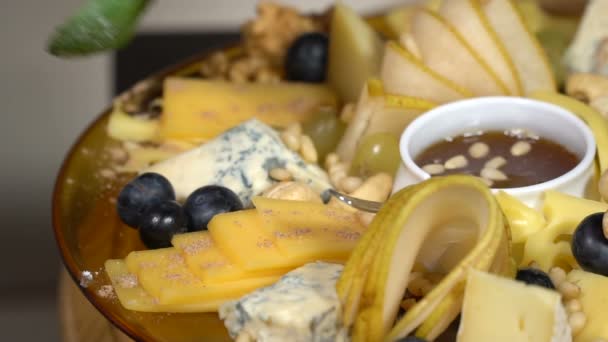 Prato de queijo decorado com hortelã. câmara lenta — Vídeo de Stock