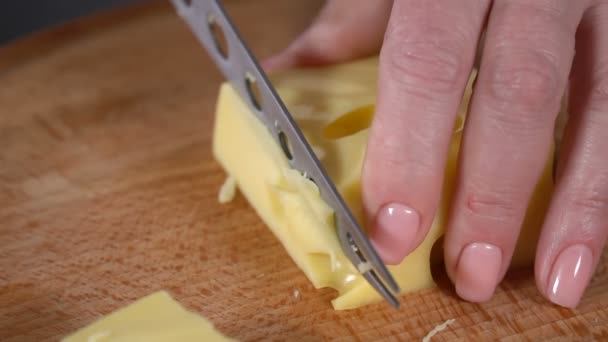 Queijo com buracos cortados com uma faca. câmara lenta — Vídeo de Stock