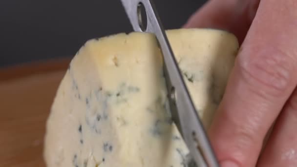 Käse mit Schimmel, der mit einem Messer geschnitten wird. Zeitlupe — Stockvideo