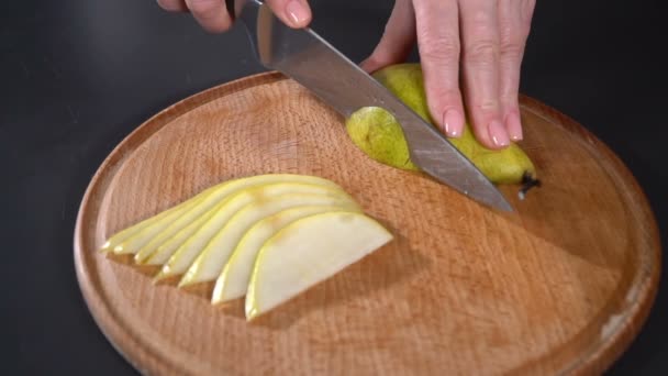 Κόψτε το αχλάδι σε λεπτές φέτες. αργή κίνηση — Αρχείο Βίντεο