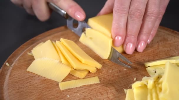 Harde kaas snijden met een mes. Slow motion — Stockvideo
