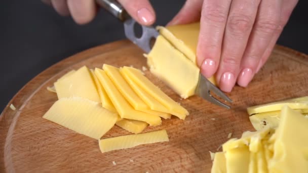 Harde kaas snijden met een mes. Slow motion — Stockvideo