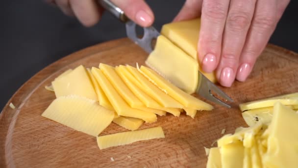 ハードタイプのチーズをナイフでカット。スローモーション — ストック動画