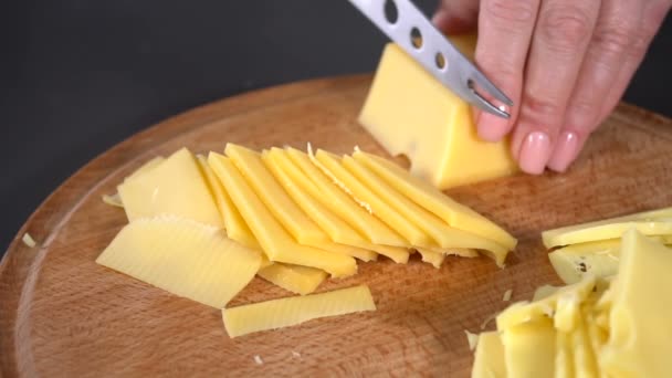 Жесткий сыр, порезанный ножом. замедленное движение — стоковое видео
