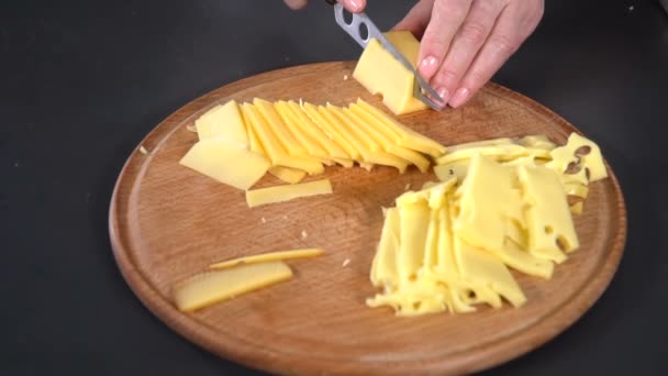 Σκληρό τυρί Κόψτε με ένα μαχαίρι. αργή κίνηση — Αρχείο Βίντεο