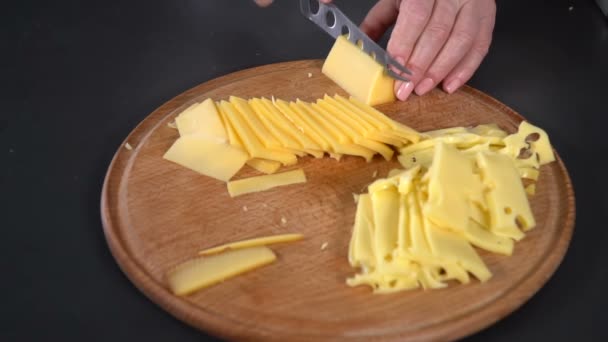 Queijo duro cortado com uma faca. câmara lenta — Vídeo de Stock