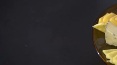 Peynir tabağı ile kaşu serpilir. ağır çekim