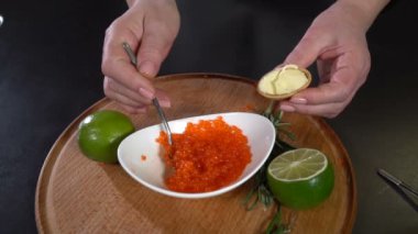 Kırmızı havyar gözleme tartı konur. ağır çekim