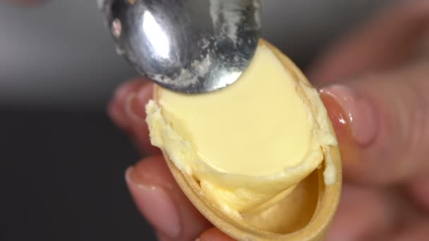 In Waffeltörtchen Butter schmieren. Zeitlupe — Stockvideo