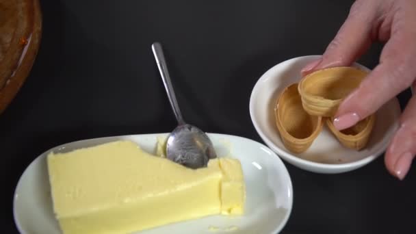 Uitstrijkje boter in wafel taartje. Slow motion — Stockvideo