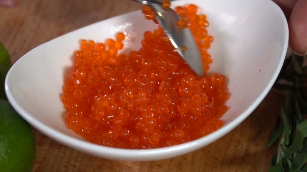 El caviar rojo es puesto en la cuchara. cámara lenta — Vídeos de Stock