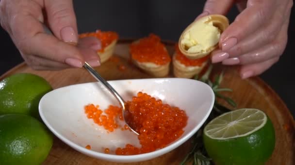 O caviar vermelho é colocado na torta de waffle. câmara lenta — Vídeo de Stock