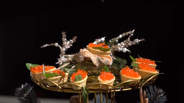 Tartlets com caviar vermelho. câmara lenta — Vídeo de Stock