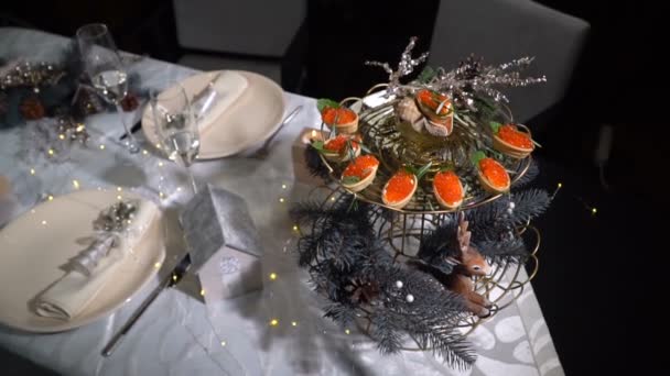 Tartaletas con caviar rojo. cámara lenta — Vídeo de stock