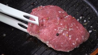 Biftek tavada pişirin. ağır çekim
