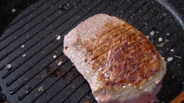 Cocine el bistec en la sartén. cámara lenta — Vídeo de stock