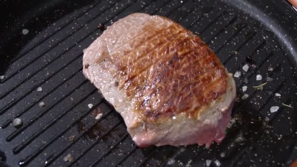 Vařte steak na pánvi. Zpomalený pohyb — Stock video