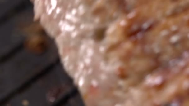 Cocine el bistec en la sartén. cámara lenta — Vídeos de Stock