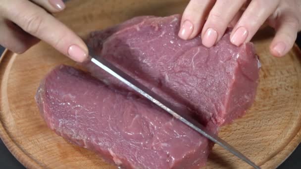 まな板の上の肉をカットします。スローモーション — ストック動画