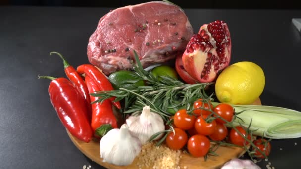 Mięso z warzywami i owocami. zwolnionym tempie — Wideo stockowe