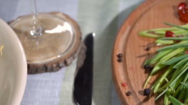 Tatil masada hazır biftek. ağır çekim