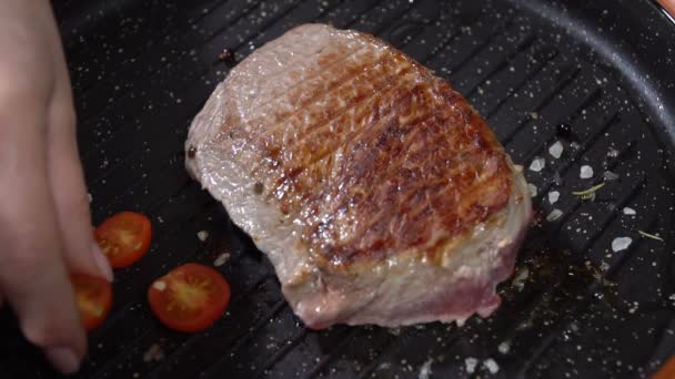 Prepare steak with tomatoes in a pan. slow motion — Stock Video