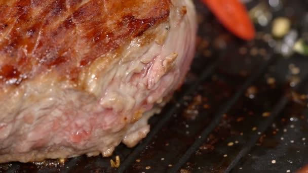 Préparer le steak avec les tomates dans une casserole. au ralenti — Video