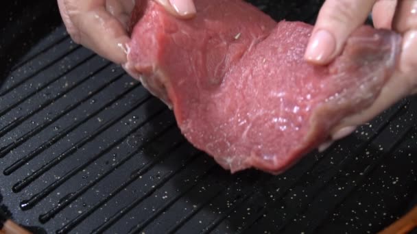 Pune Bucată Carne Crudă Într Tigaie Fierbinte Mișcare Lentă 100Fps — Videoclip de stoc