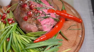 Tatil masada hazır biftek. ağır çekim