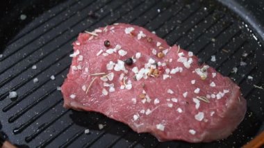 Et ile birlikte tuz ve baharat serpin. ağır çekim