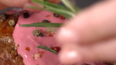 Biftek soslu rosemary ile serpilir. ağır çekim