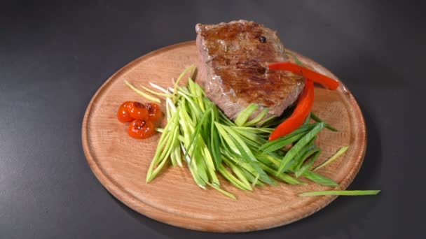 Cook Serves Fried Steak Leek Hot Pepper Slow Motion 100Fps — Stock Video